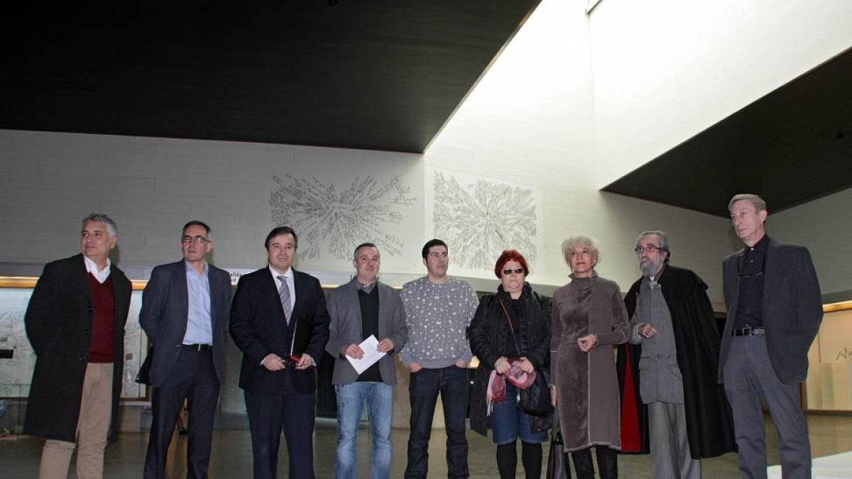 En la imagen, el director de Políticas culturales de la Junta, José Ramón Alonso (3I), con los artistas y comisarios-Ical