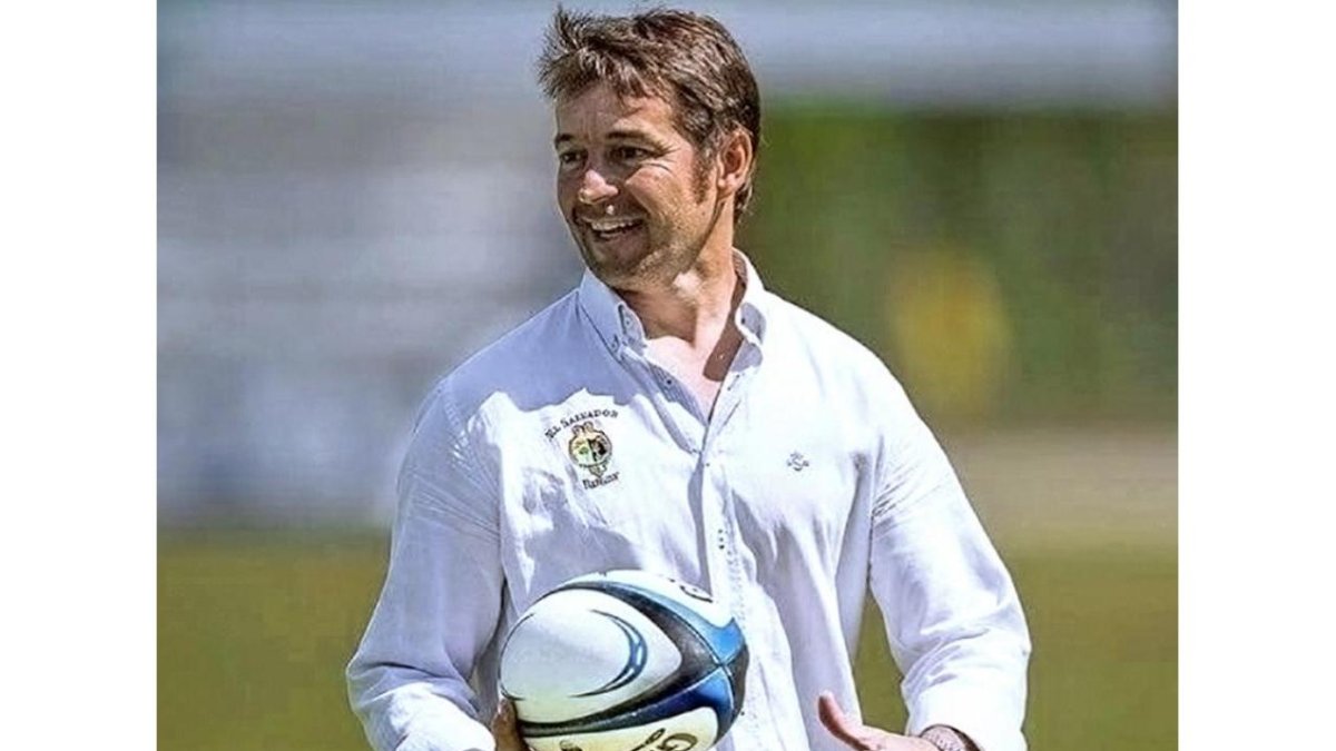 Santi Toca posa con un oval en los campos de Pepe Rojo.-RUGBY EL SALVADOR