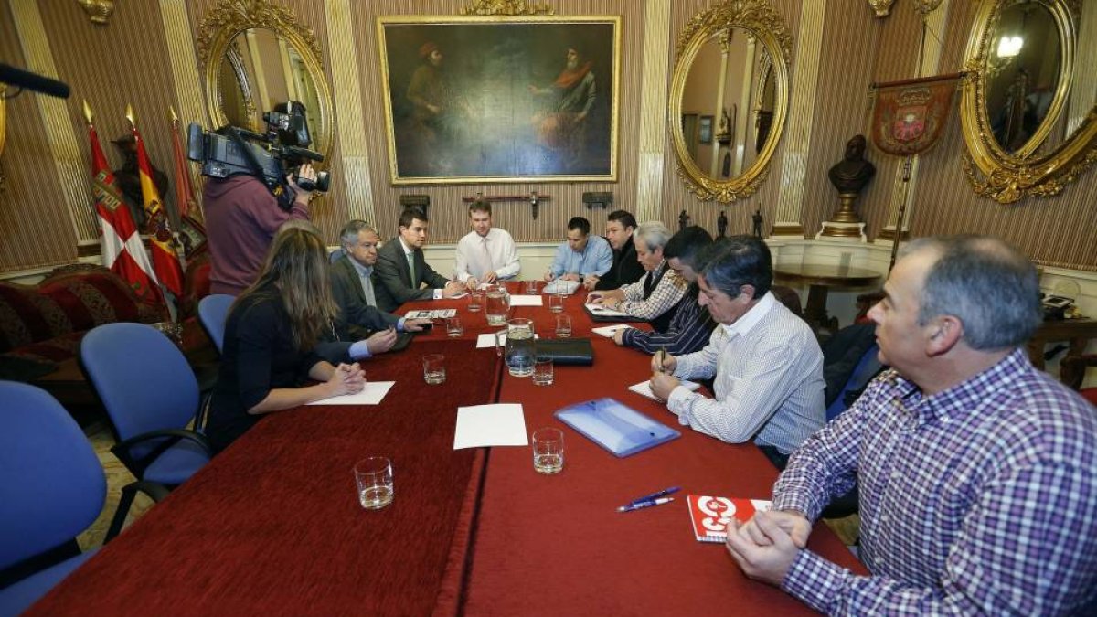 Reunión del comité de empresa de Campofrío con los responsables del Ayuntamiento de Burgos en la que participan todos los grupos municipales-Ical