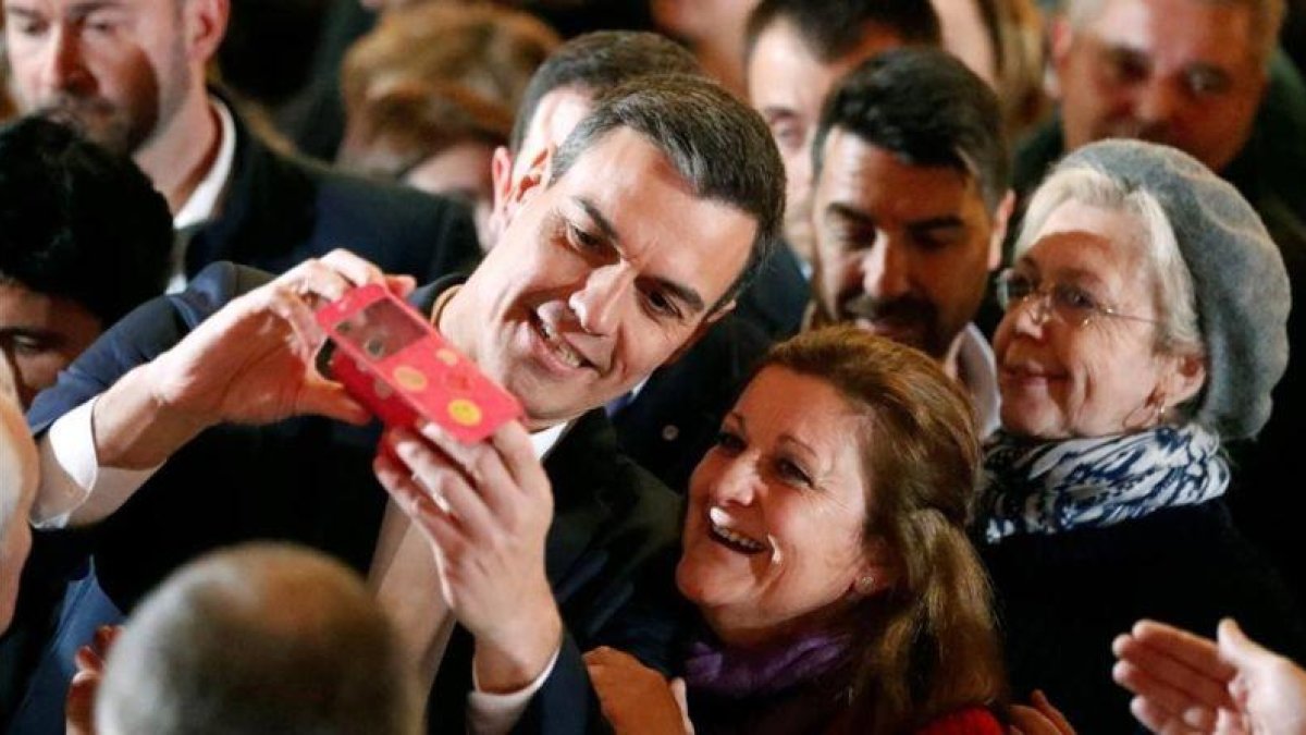 Pedro Sánchez hace un selfie con una simpatizante socialista en Gijón, el pasado miércoles.-EFE / JL CEREIJIDO