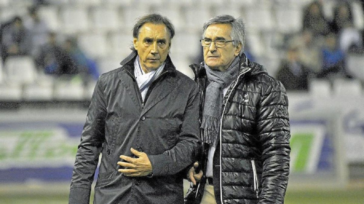 Portugal abandona el banquillo tras ser expulsado, acompañado por el delegado Santamaría Uzqueda.-Photo-deporte