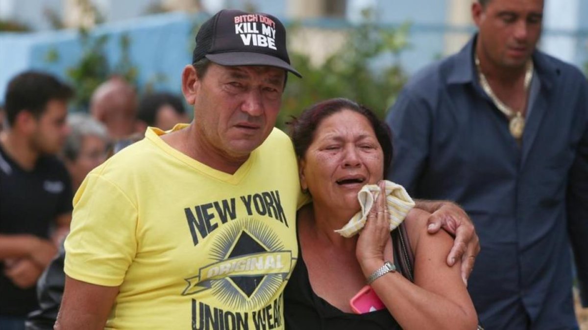 Familiares de las víctimas del accidente de avión en Cuba.-/ REUTERS / ALEXANDRE MENEGHINI