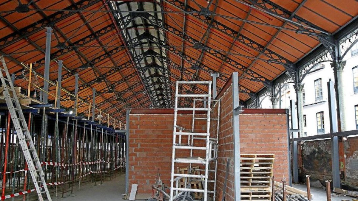 El estado de las obras de reforma del Mercado del Val a principios del mes pasado.-J. M. Lostau