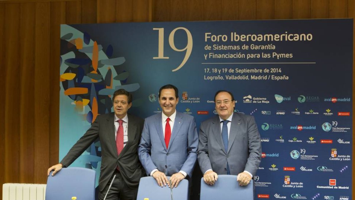 En la imagen el presidente de Iberaval, José Rolando Álvarez ( c ); el director general de Avalmadrid, Juan Luis Fernández ( i ), y el secretario técnico de la Red Iberoamericana de Sistemas de Garantía, Pablo Pombo ( d )-Ical