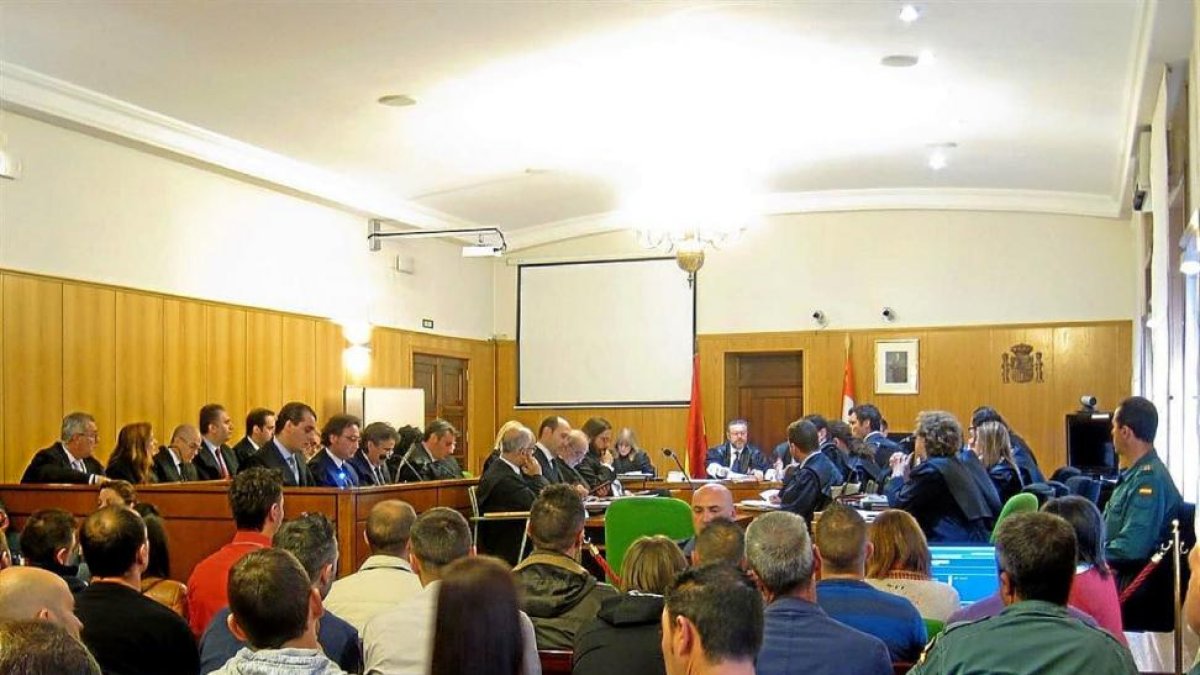 Primera sesión de la vista celebrada ayer en la Audiencia de Valladolid contra los narcos de la ‘Operación Yogur’.-E. P.
