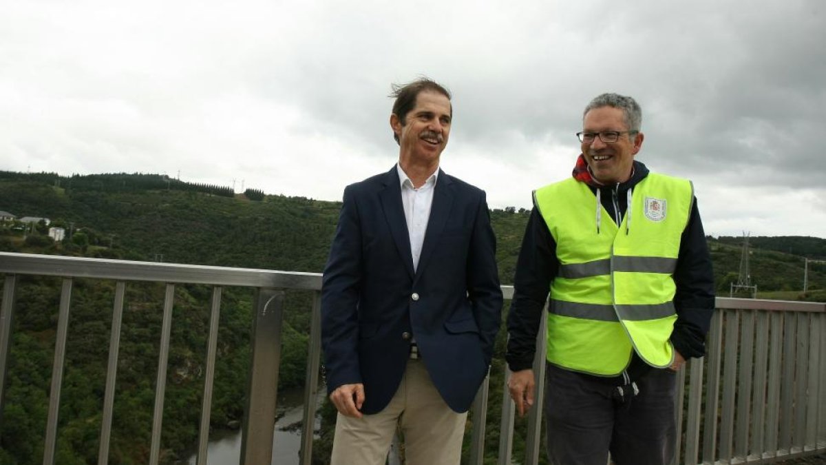 El presidente de la Confederación Miño-Sil, Francisco Marín (I), junto al director técnico adjunto de la entidad, Iganacio Maestro (D)-ICAL