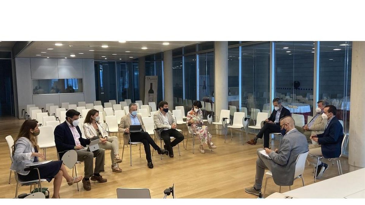 Encuentro de representantes de Vox con delegados de denominaciones de origen vitivinícolas. - EUROPA PRESS