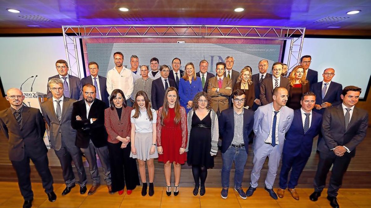Foto de familia de los premiados y las autoridades tras la entrega de los VII Premios Innovadores.-J.M.LOSTAU / MIGUEL ÁNGEL SANTOS