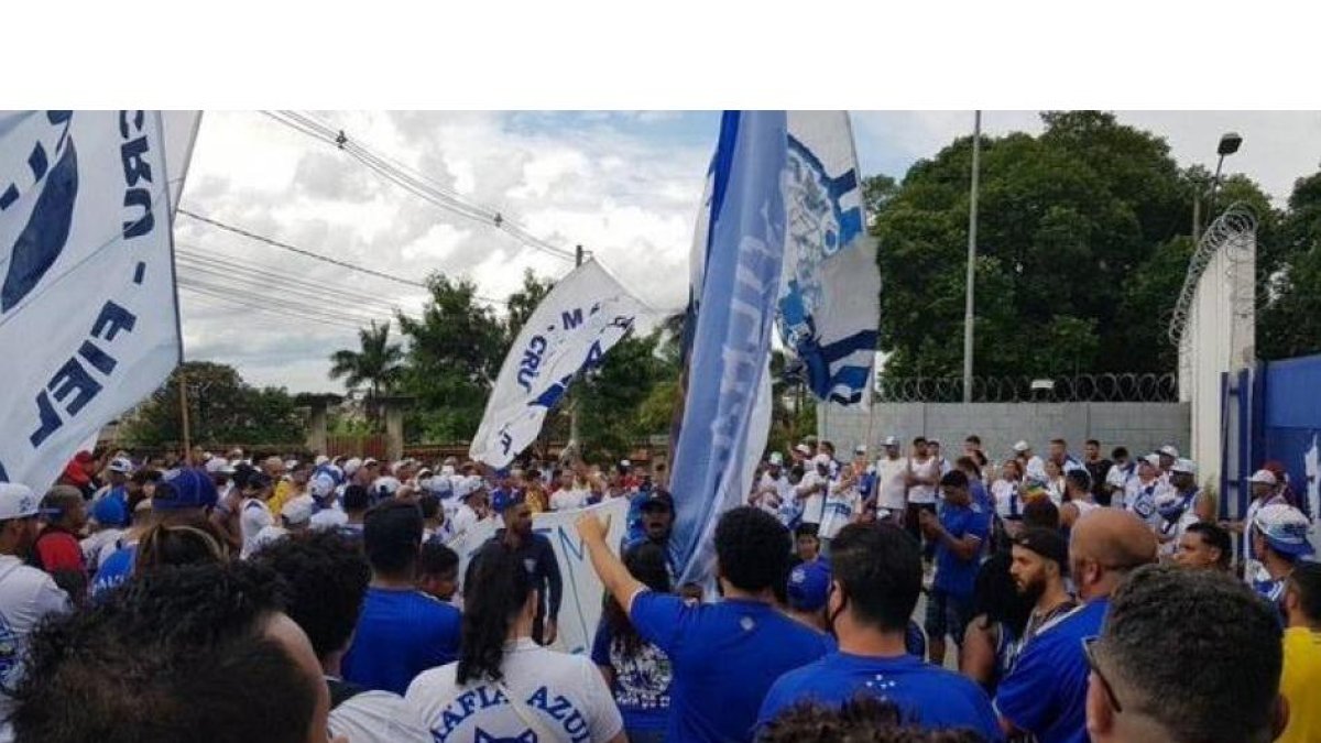 Aficionados del Cruzeiro protestan ante las decisiones de Ronaldo Nazario de no contar con el meta Fabio. / E.M.