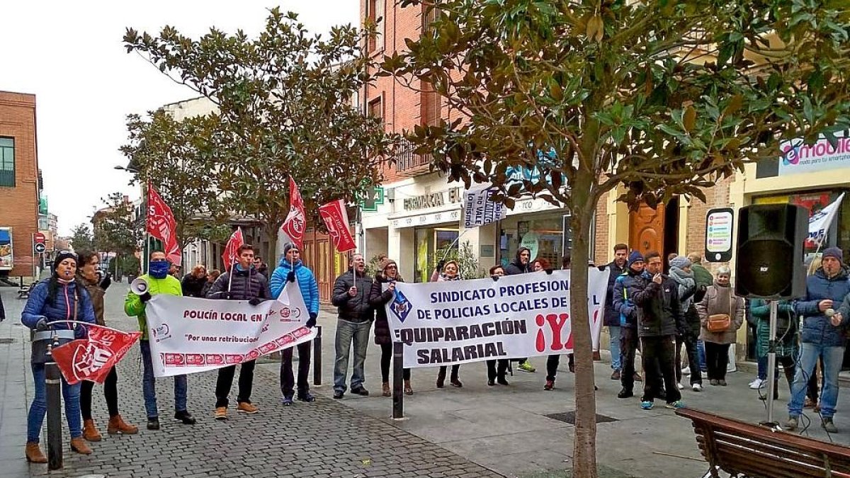 Agentes de la Policía Municipal de Medina del Campo en una de sus concentraciones, el pasado viernes.-EL MUNDO