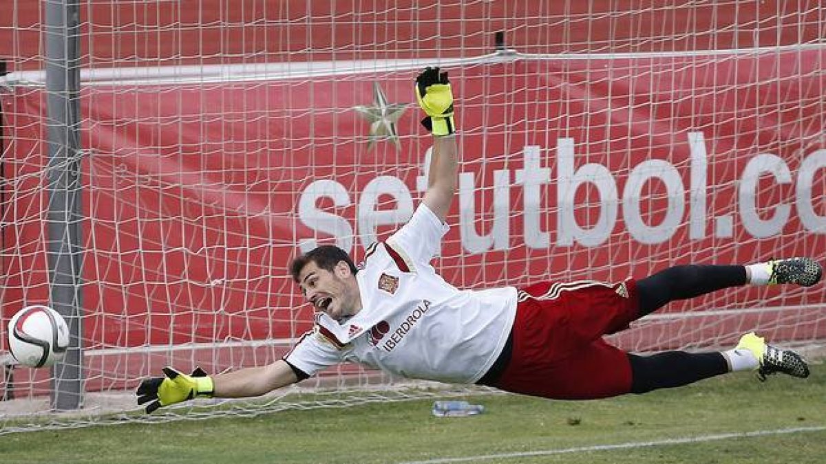 Iker Casillas, durante un entrenamiento con la selección para preparar el partido amistoso contra Costa Rica y el oficial contra Bielorrusia.-Foto: EFE / ALBERTO MARTÍN