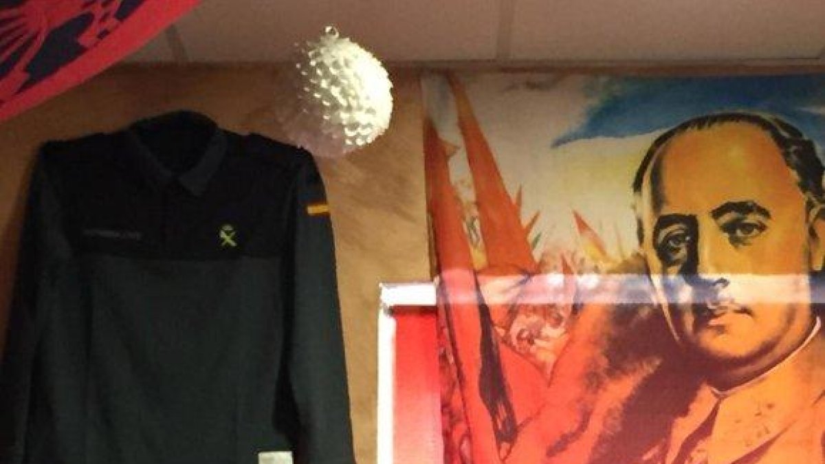 Camisa de la Guardia Civil junto a retrato de Franco en el Bar Oliva de Madrid.-DAVID CASTRO