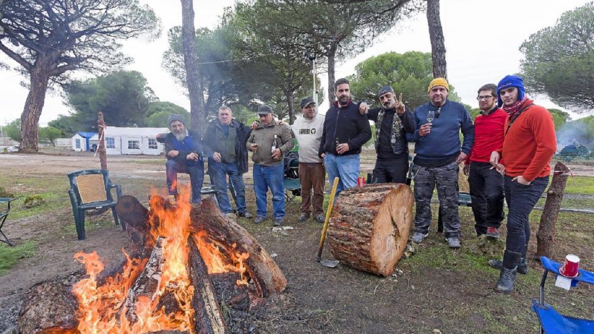 Un grupo de aficionados brinda al lado de una hoguera.-Pablo Requejo
