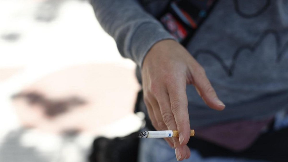 Mujer fumando un cigarro.-EUROPA PRESS