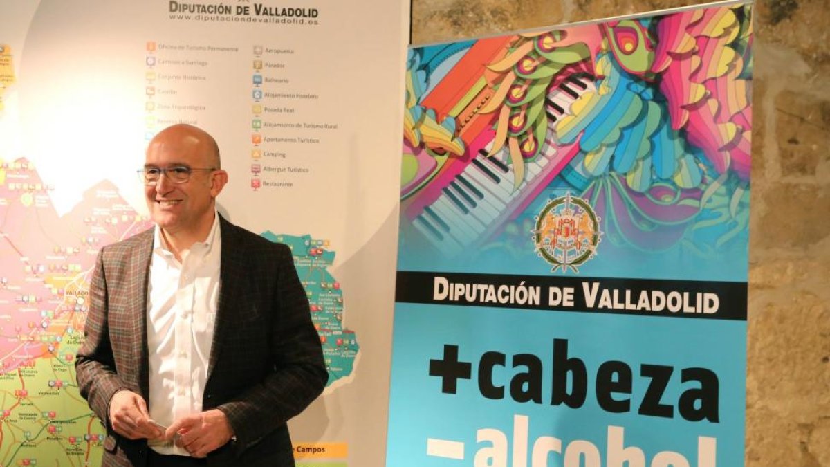 El presidente de la Diputación de Valladolid, Jesús Julio Carnero, inaugura la jornada de presentación de la campaña ‘Para la prevención del consumo excesivo de alcohol en jóvenes’-ICAL