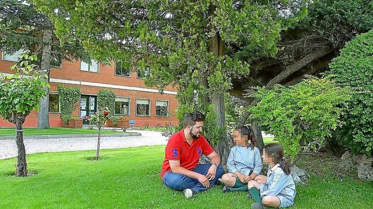 El presunto pederasta , sentado en el césped con dos alumnas del Colegio Internacional.-BLOG DE JUANRI