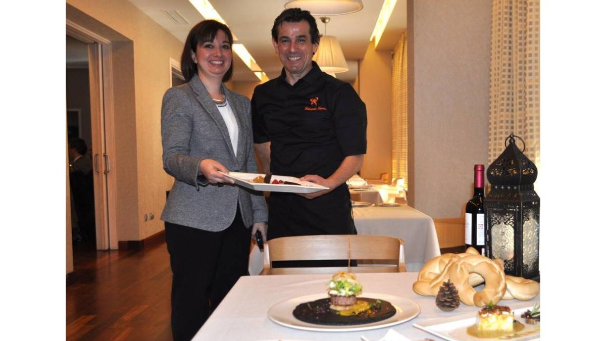 Arantxa Iglesias, directora del hotel balneario de Olmedo, y Eduardo Germán, jefe de cocina, ayer, presentando el nuevo menú ‘Sabores’ de los balnearios de Castilla Termal-I.M.