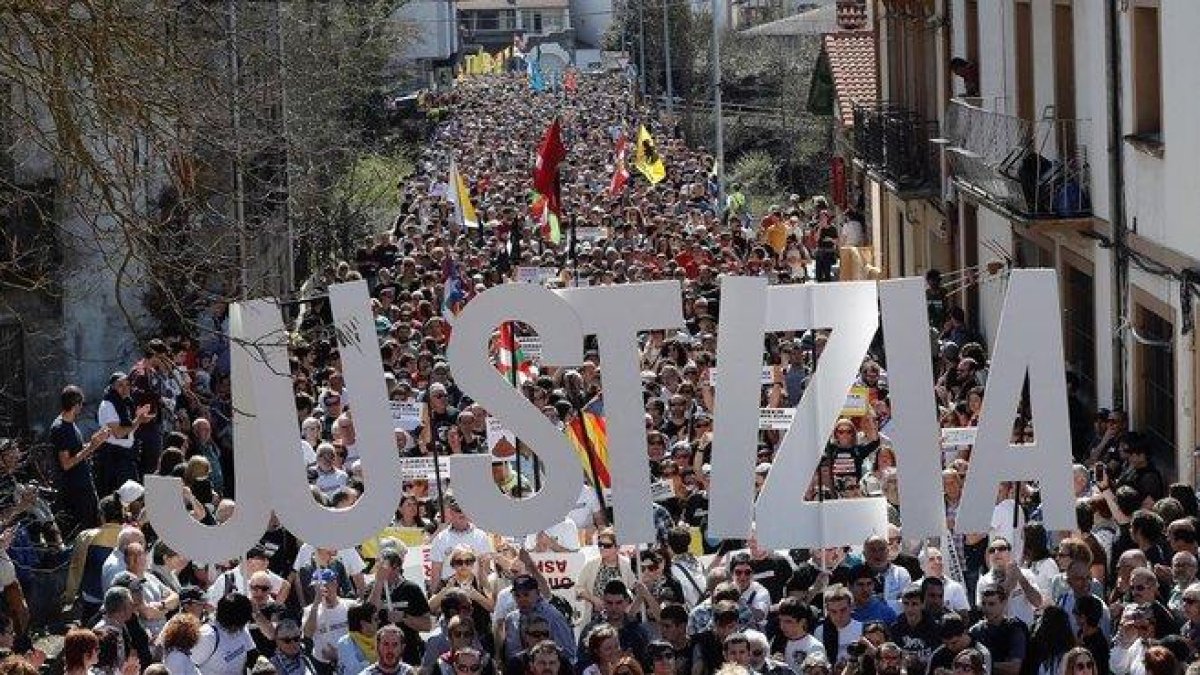 Una vista general de la manifestación de este domingo en el municipio navarro de Alsasua.-EFE / VILLAR LÓPEZ