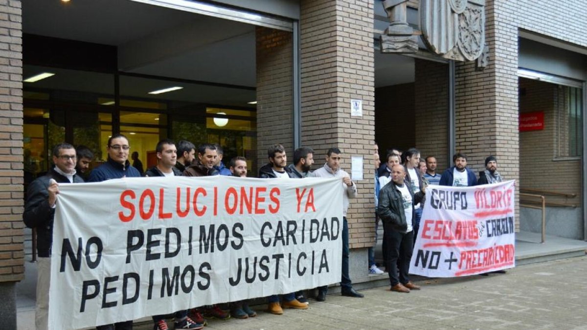 os trabajadores despedidos de Seguridad y Prevención Teleno, auxiliar de Hijos de Baldomero García (HBG), en la mina La Escondida en el municipio de Villablino (León), durante la concentración de este martes a las puertas de los Juzgados de Ponferrada, do-Ical