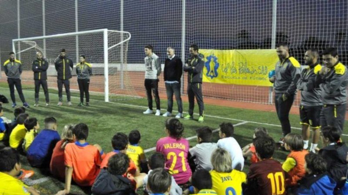 Jugadores de las categorias base de la UD Las Palmas durante una formación.-UD LAS PALMAS