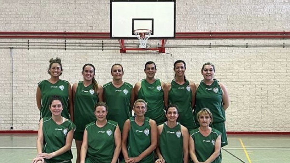 Plantilla del CD Boecillo, campeón femenino de baloncesto del trofeo Diputación 2021-2022. / EL MUNDO