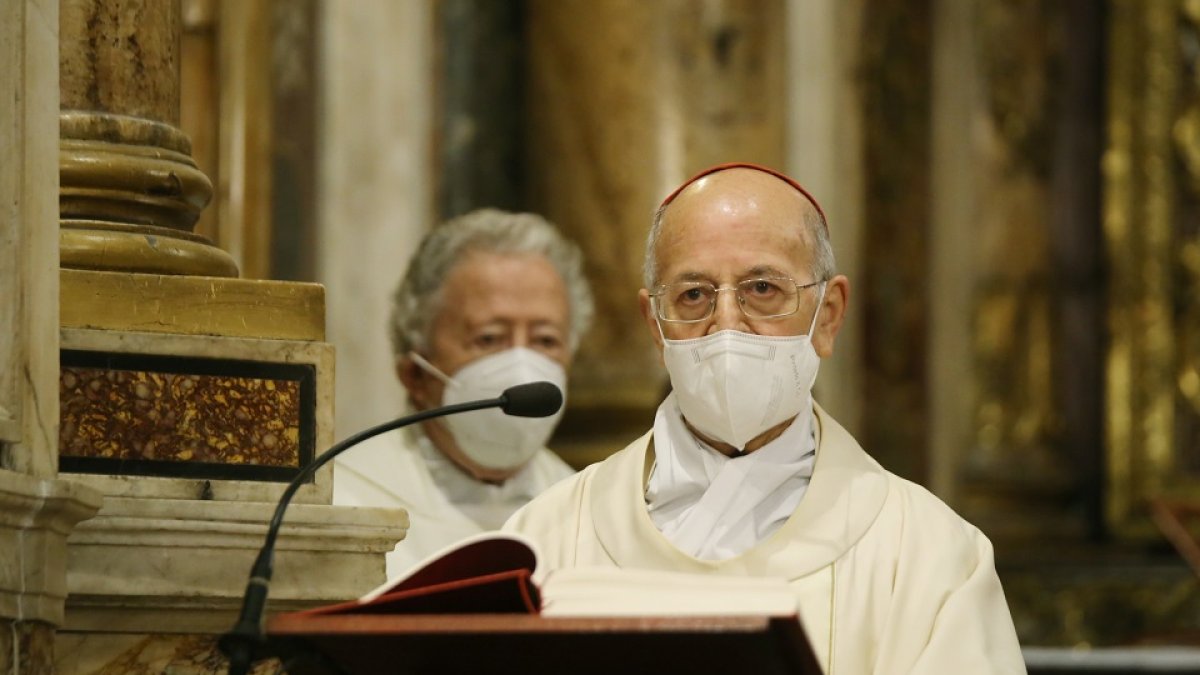 El cardenal arzobispo Ricardo Blázquez, oficia una misa en la Chiesa Nuova.- ICAL