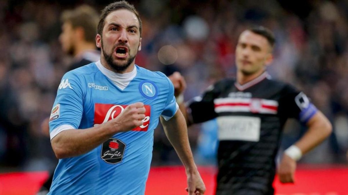Higuaín celebra un gol con el Nápoles la pasada temporada.-EFE / PRIMA PAGINA