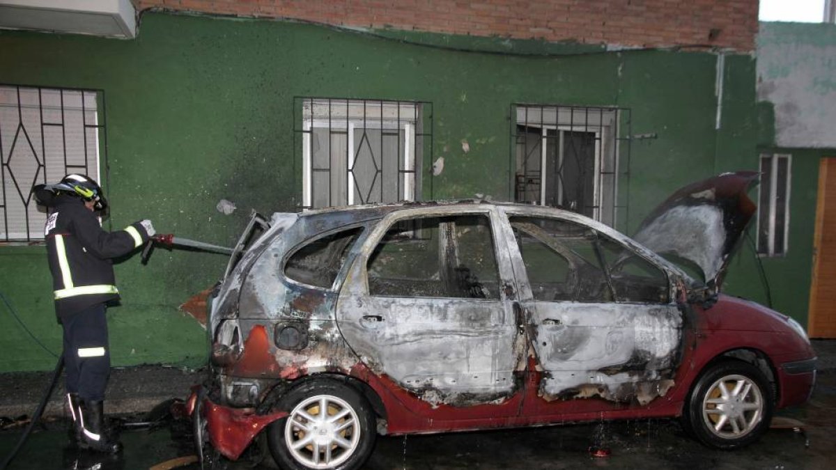 Arde un turismo en la avenida Victorio Macho de la capital palentina-Ical