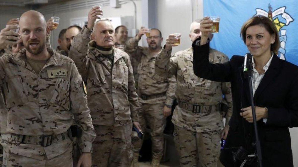 La ministra de Defensa, María Dolores de Cospedal, brinda con las tropas españolas en Besmayah (Irak).-EFE / CHEMA MOYA
