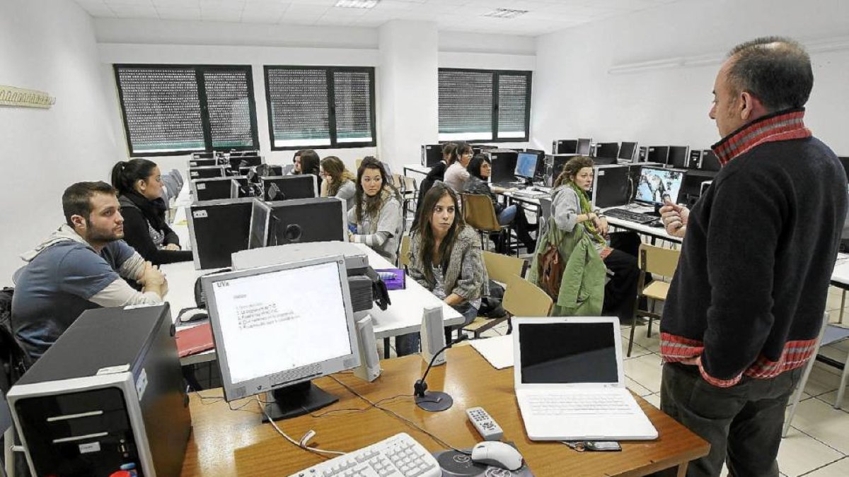 Un profesor imparte clase en la Facultad de Educación de la UVA-J. M. LOSTAU