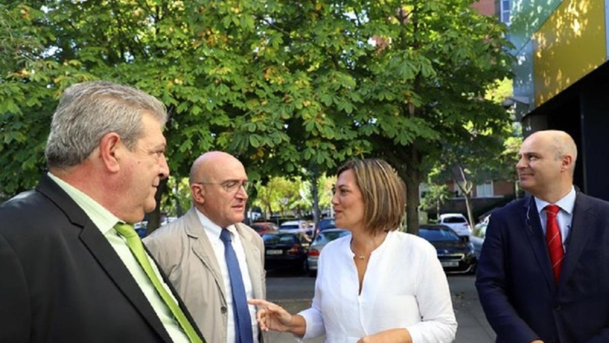 La consejera de Agricultura y Ganadería de la Junta, Milagros Marcos, conversa con el presidente de la Diputación, Jesús Julio Carnero-ICAL