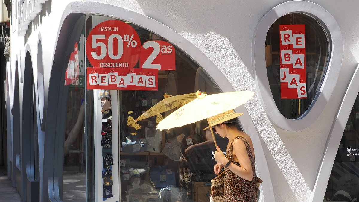 Imagen de un comercio con un cartel avisando de las segundas rebajas. PHOTOGENIC