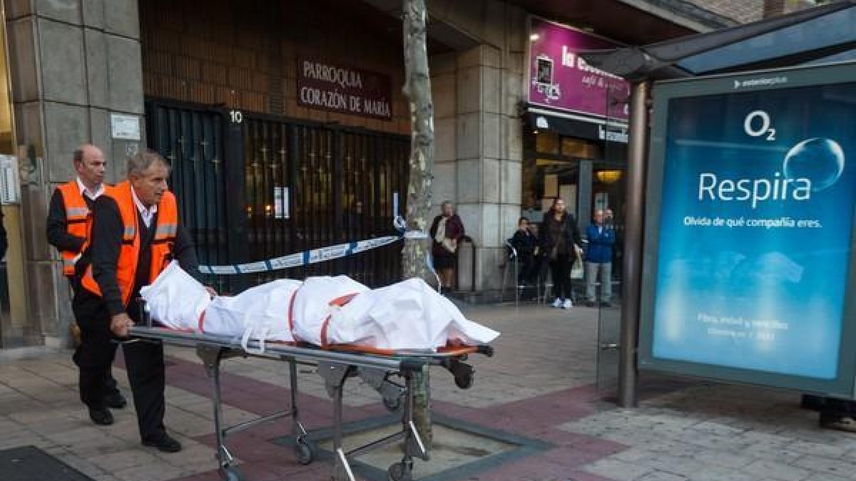 Momento en el que sacan el cadáver de una mujer hallado en un domicilio de la plaza Circular de Valladolid.-DOS SANTOS ICAL