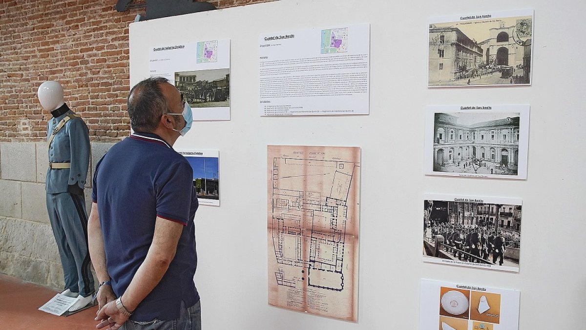Andrés Robles, organizador de la exposición, contempla imágenes que se pueden ver en la Academia de Caballería. J.M. LOSTAU