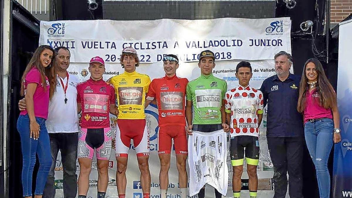 Los líderes de todas las clasificaciones posan en el podio, ayer, tras la primera etapa.-VELO CLUB DELICIAS
