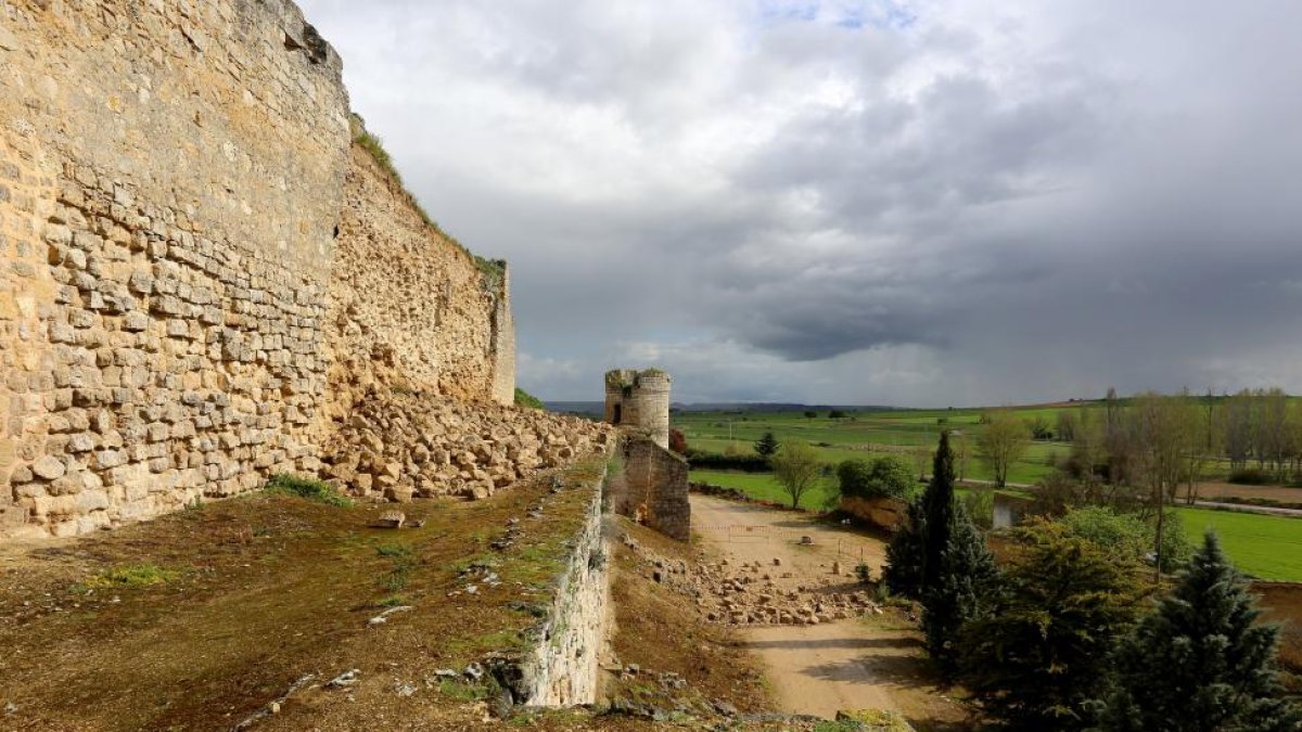 Desplome de parte del lienzo exterior del castillo medieval de Trigueros del Valle (Valladolid) provocado por las lluvias.-ICAL