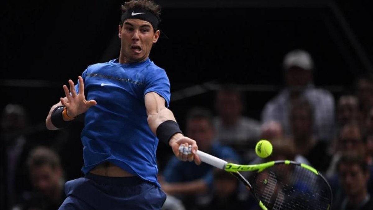 Nadal devuelve un golpe, durante su partido contra Chung en París.-CHRISTOPHE ARCHAMBAULT