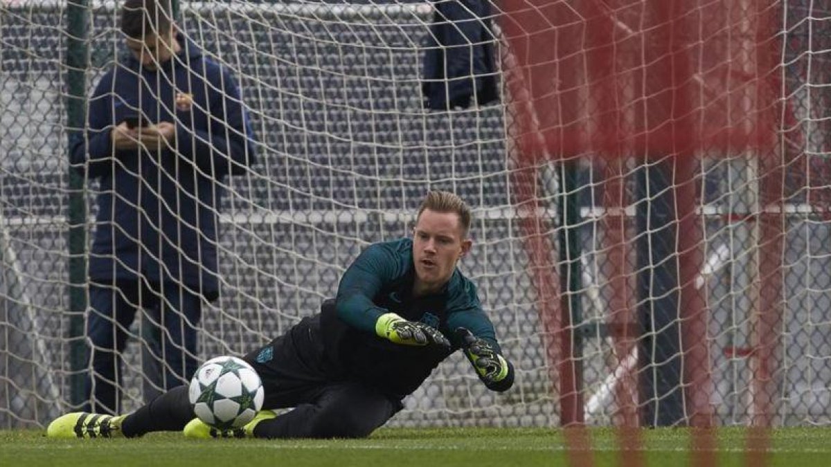Ter Stegen, en el último entrenamiento del Barcelona antes del duelo con el Borussia.-EFE / ALEJANDRO GARCIA