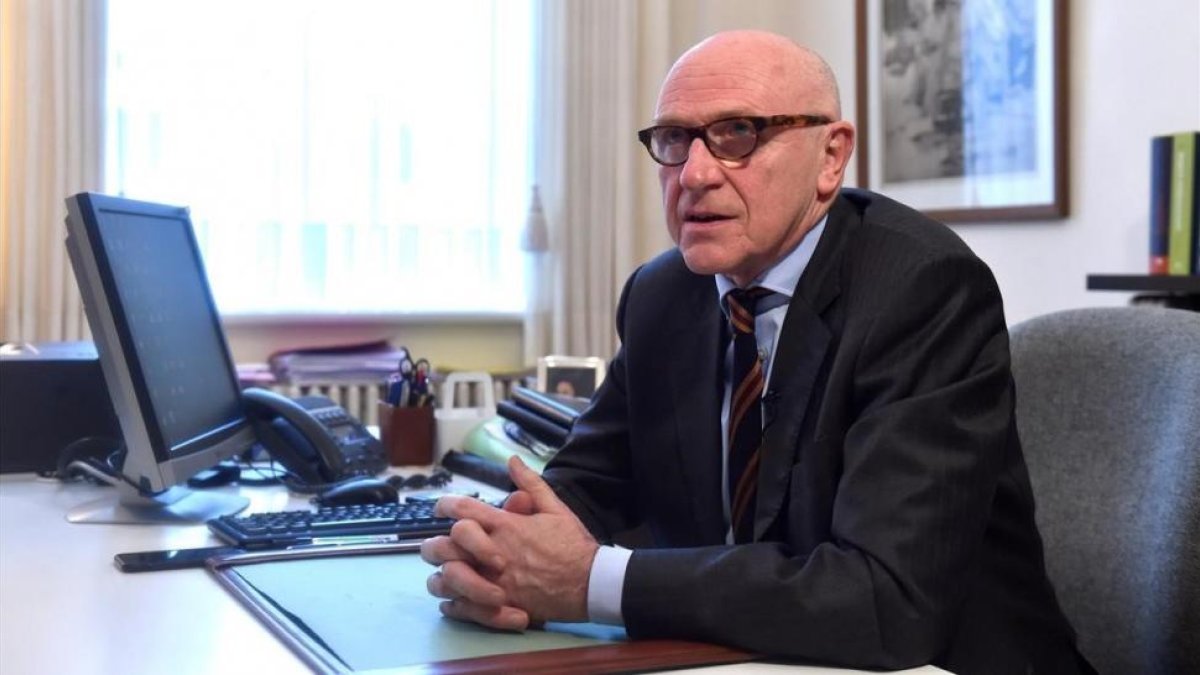 El abogado belga de Puigdemont, Paul Bekaert, en su despacho.-/ ERIC VIDAL (REUTERS)