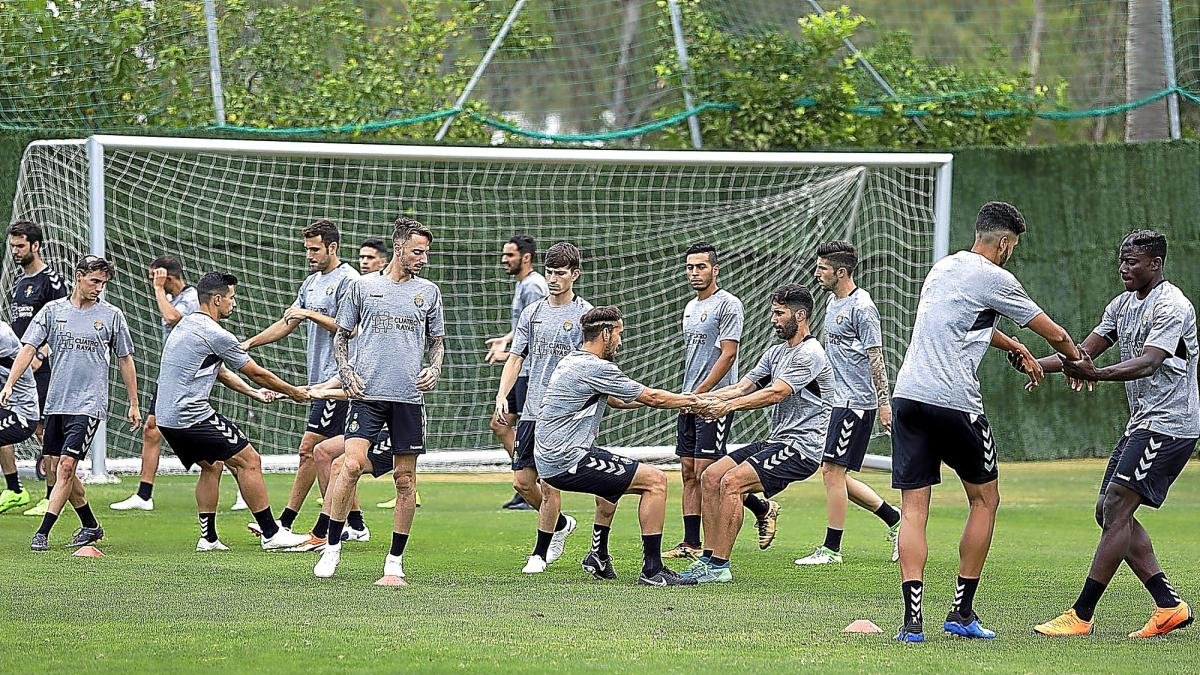Los jugadores del Promesas dieron la nota en el primer entrenamiento en tierras andaluzas.-MIGUEL FERNÁNDEZ