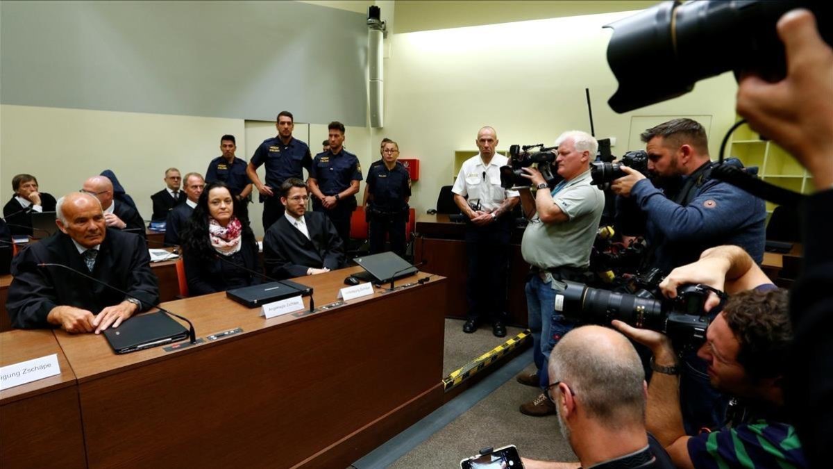 Beate Zschaepe, junto a sus abogados, antes de escuchar la sentencia a cadena perpetua.-AFP / MICHAELA REHLE