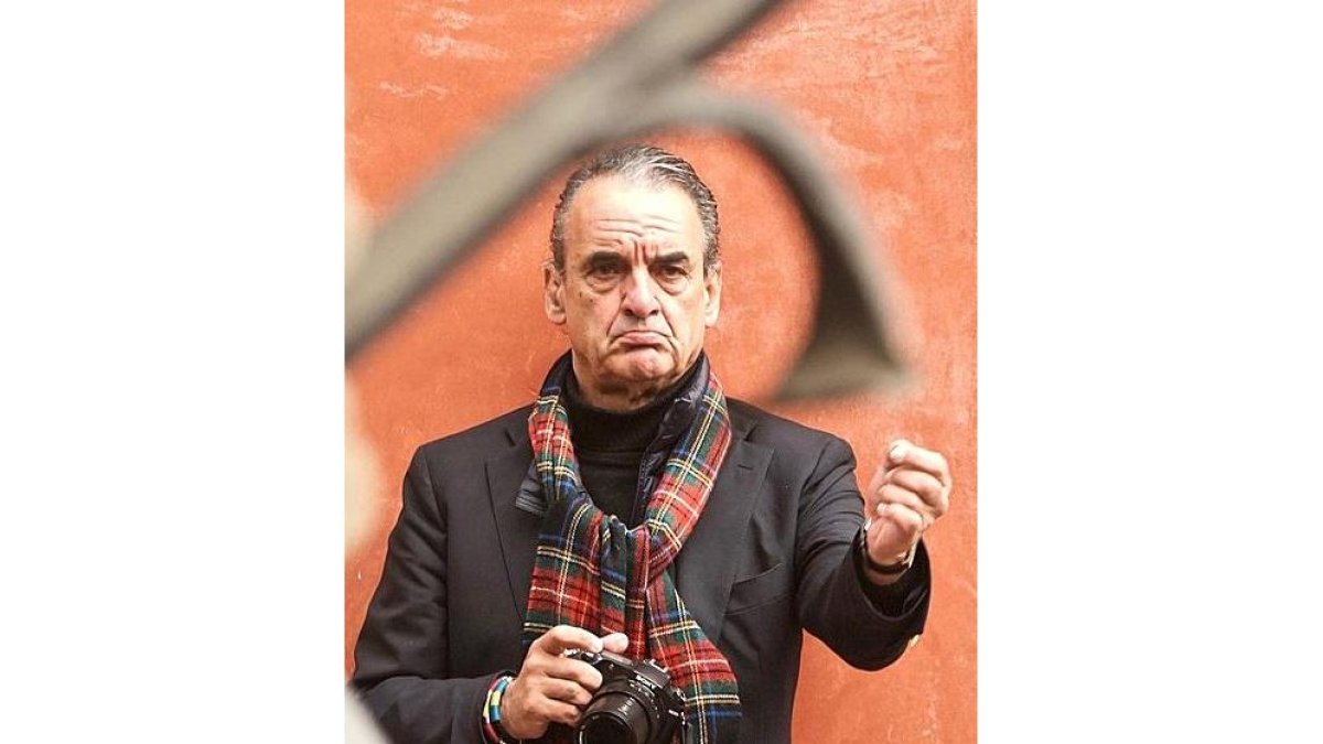 El ex banquero pasó dos días en León junto a su pareja y unos amigos, atraído por la Procesión de Los Pasos. Vivió ‘El Encuentro’ desde un balcón, cámara en manol y sin perder detalle.-MARIO MORÁN