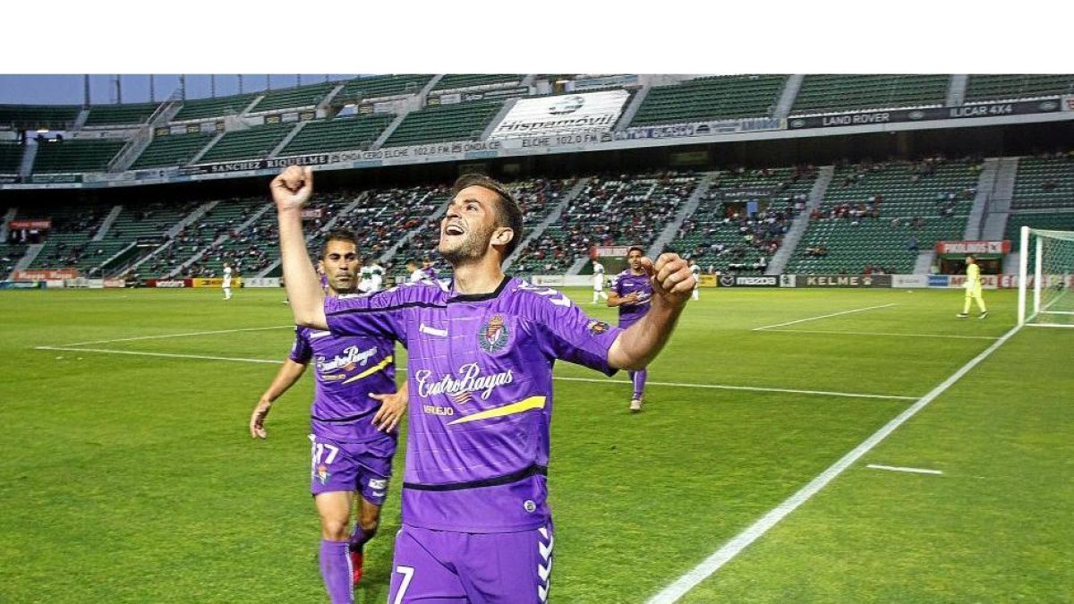 El extremo blanquivioleta Juan Villar celebra el gol del empate definitivo frente al Elche, seguido por Moyano y Óscar.-ARABA PRESS