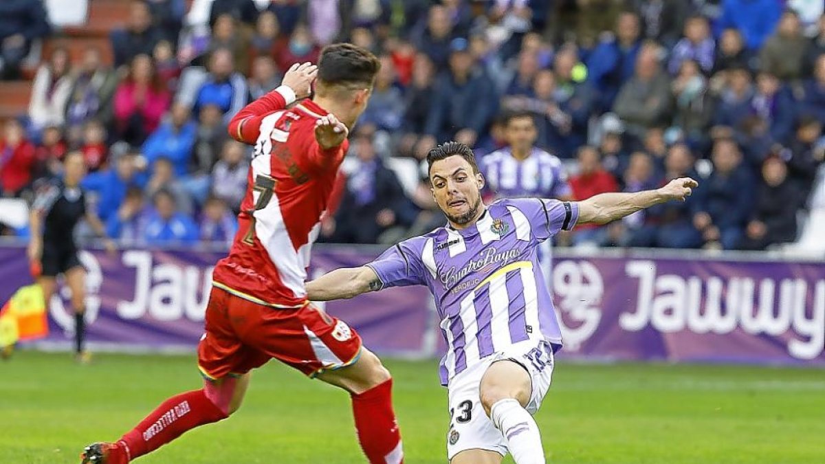 Plano disputa un balón dividido al rayista Álex Moreno.-J.M.L.