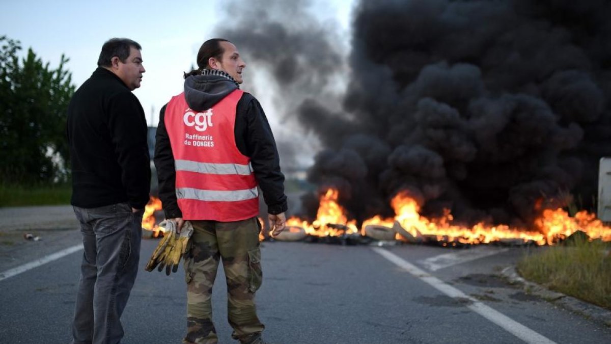 Huelga de trabajadores de una refinería Total en Donges, en el oeste de Francia.-AFP / JEAN-SEBASTIEN EVRARD