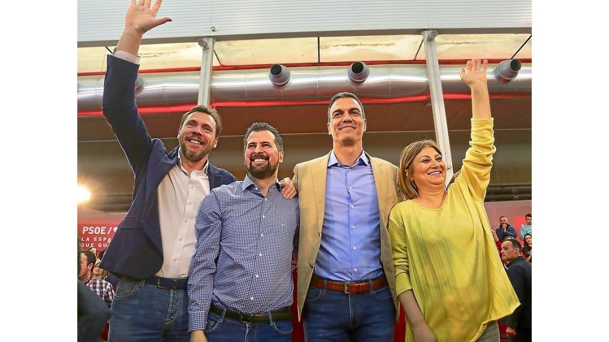 Óscar Puente, Luis Tudanca, Pedro Sánchez y Teresa López saludan daurante el acto en la Feria de Muestras.-ICAL