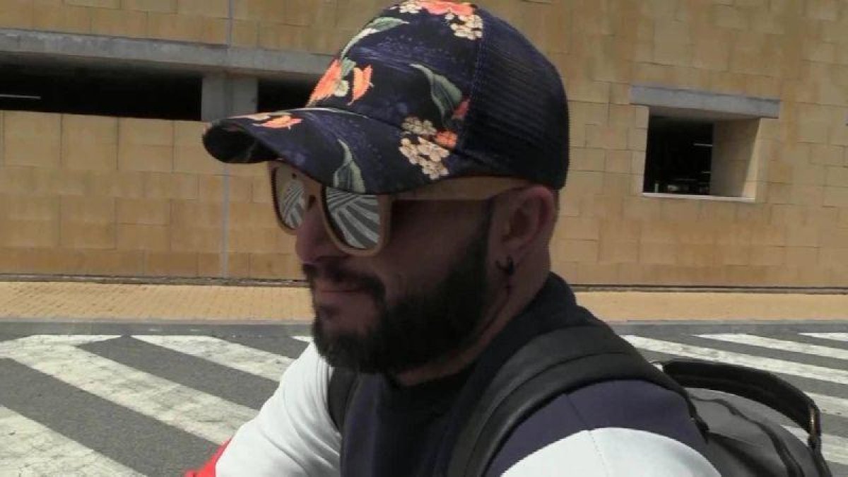 Ha sido él mismo quien ha confirmado que abandona los escenarios a través de su cuenta de instagram, cuenta que ha dejado totalmente vacía borrando todas y cada una de sus fotografías.-AGENCIAS