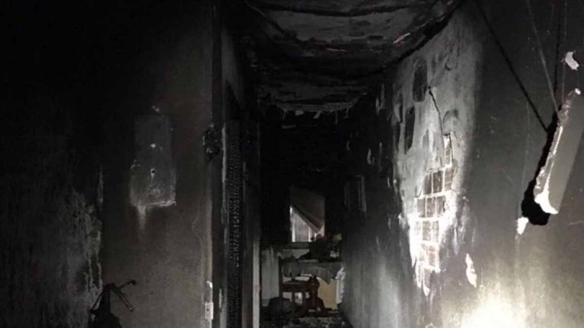 Estado en el que quedó una de las habitaciones de la vivienda calcinada-BOMBEROS VALLADOLID