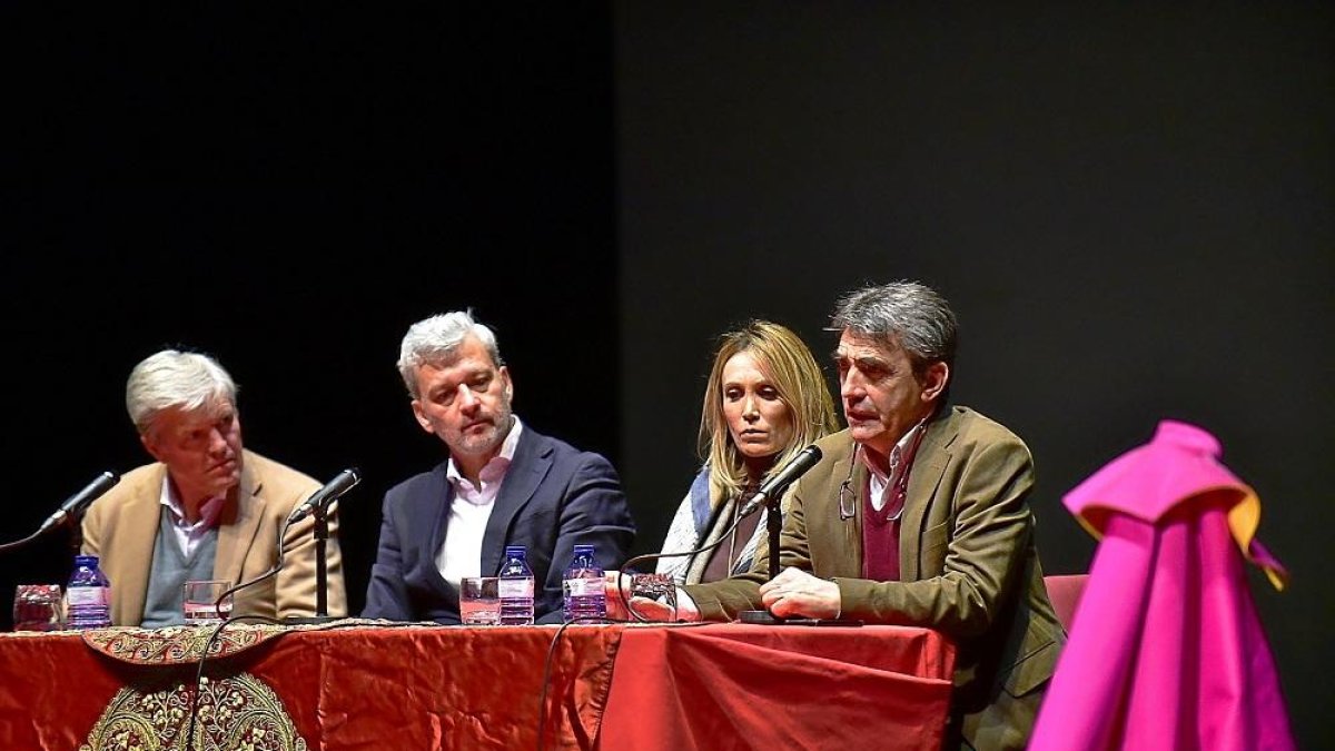 Espartaco, César Mata, Cristina Sánchez y Victorino Martín durante una de las jornadas.-E.M
