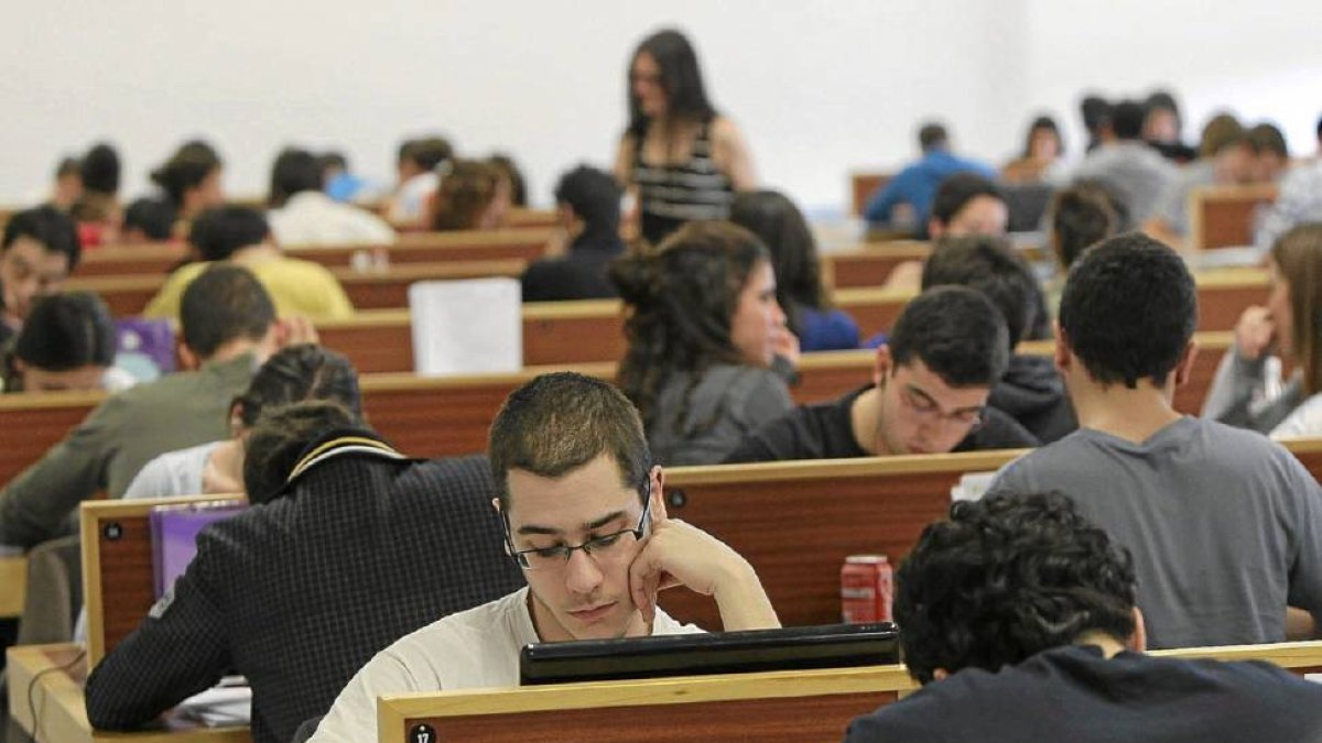 Estudiantes universitarios en el Aulario de Valladolid-El Mundo